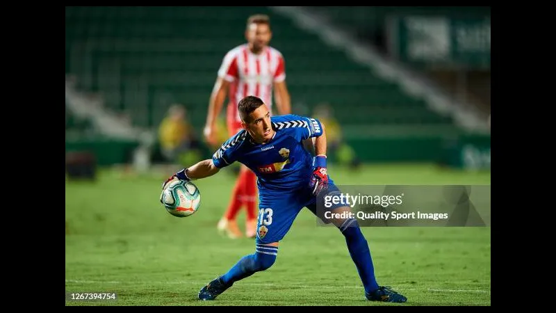 Cầu thủ Elche với sự quyết tâm bên ngoài vòng cấm Girona
