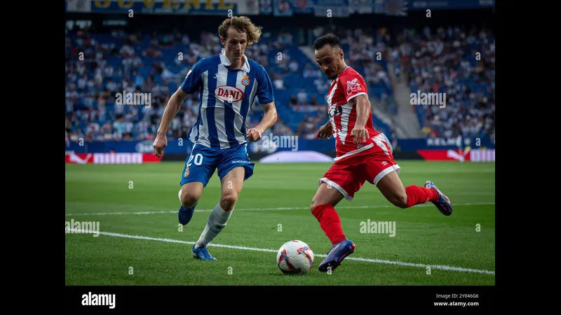 Cầu thủ của Espanyol vượt qua cầu thủ của Rayo Vallecano trong pha bóng quyết liệt. Cầu thủ của Espanyol vượt qua cầu thủ của Rayo Vallecano trong pha bóng quyết liệt.