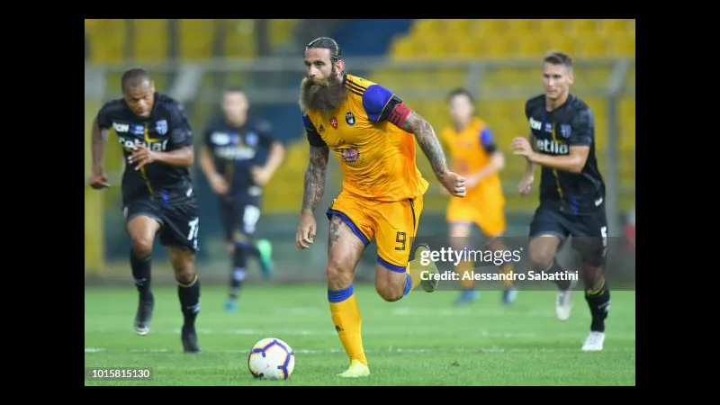 Cầu thủ Parma với sự quyết tâm cản phá cú sút của cầu thủ Pisa